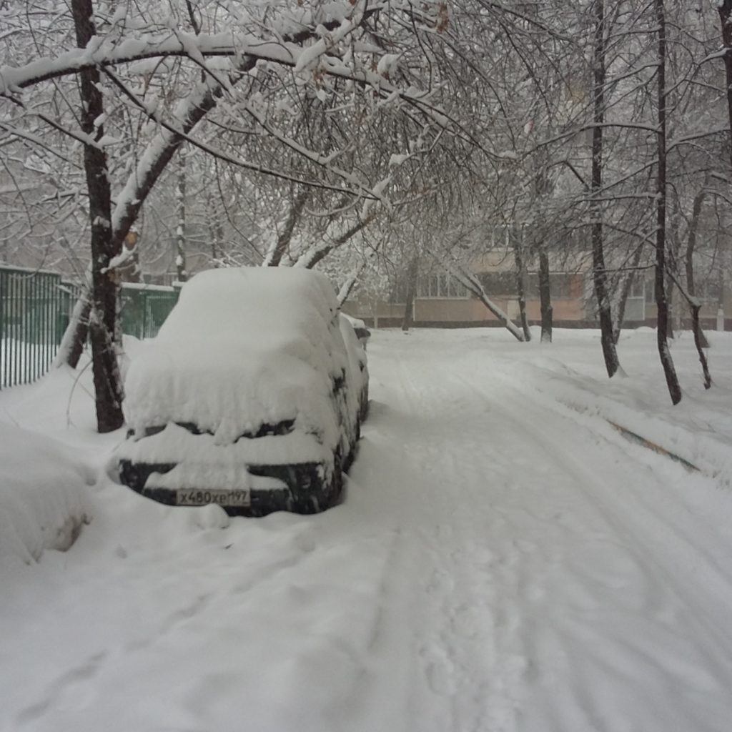Выпадут сугробы. Снег в Москве. В Москве выпал снег фоторепортаж. Сколько снега в Москве. Последний снегопад.