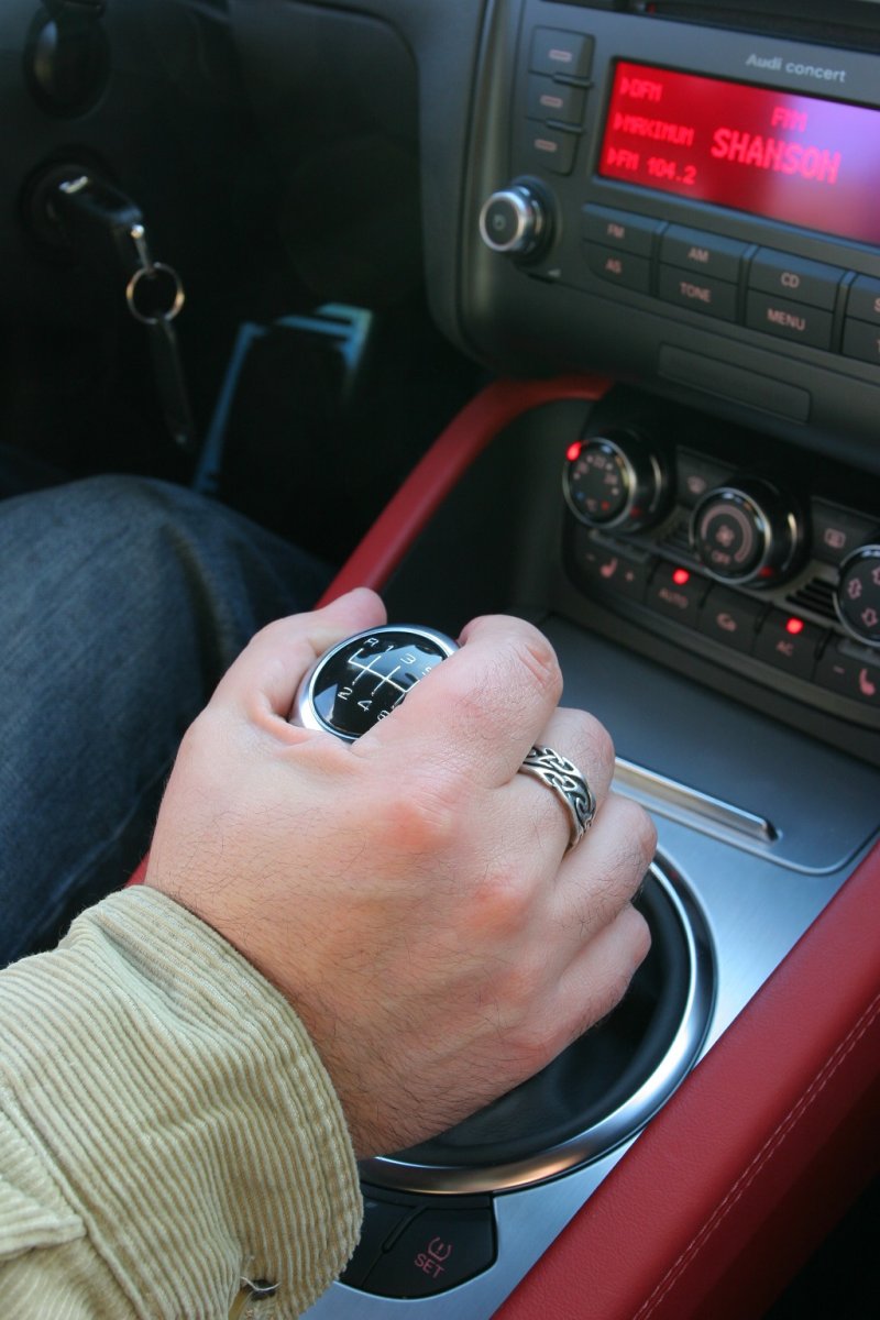 Как избежать аварии, если на ходу автомобиля «провалилась» педаль тормоза? Как избежать аварии, если на ходу автомобиля «провалилась» педаль тормоза? водителю на заметку,советы автомобилистам