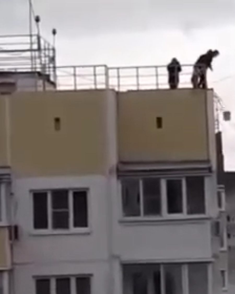 В Краснодаре подростки сбрасывали тяжелые предметы с крыши дома (ВИДЕО)