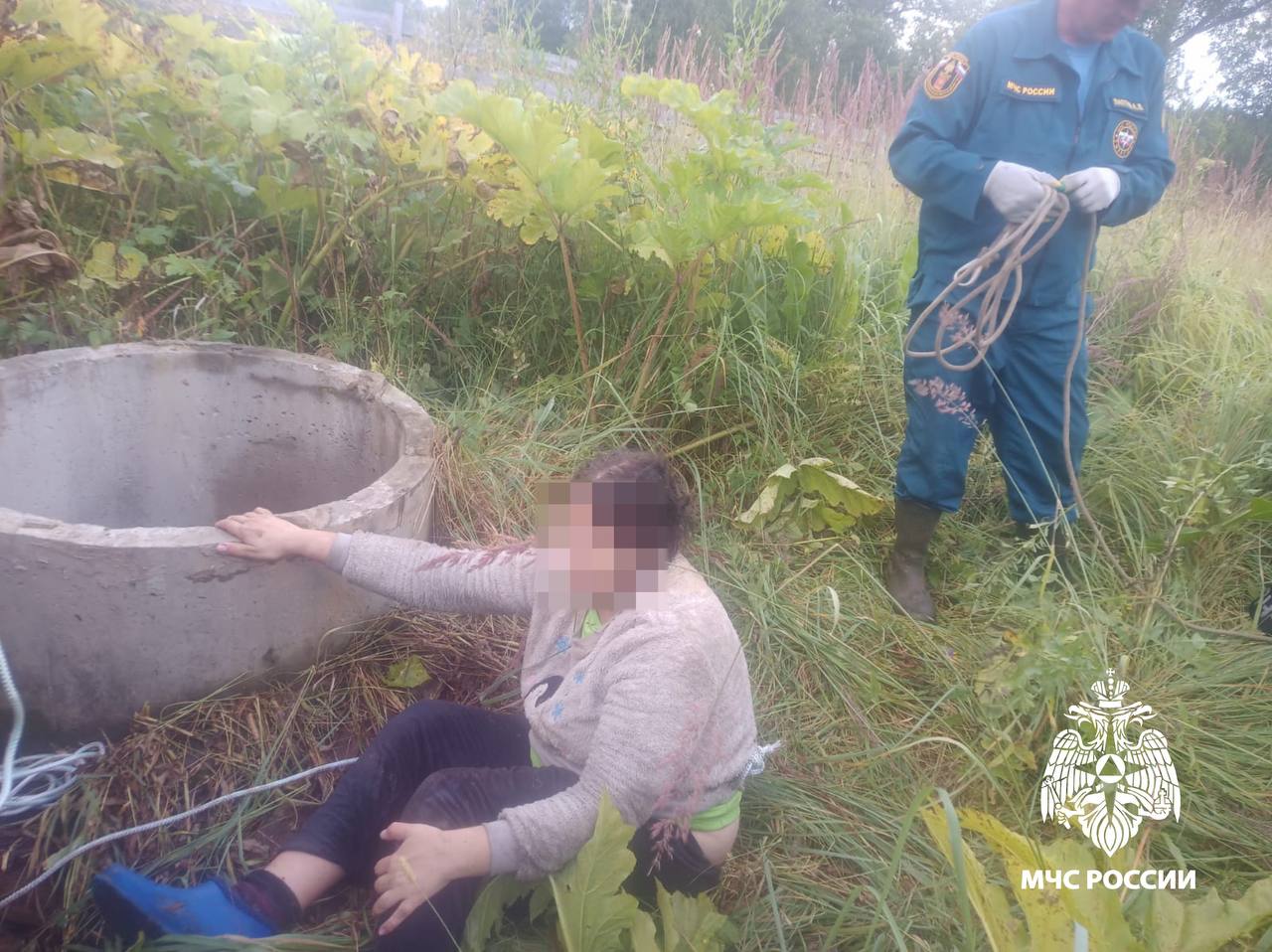 Жительница Тверской области оказалась на дне колодца во время сбора яблок