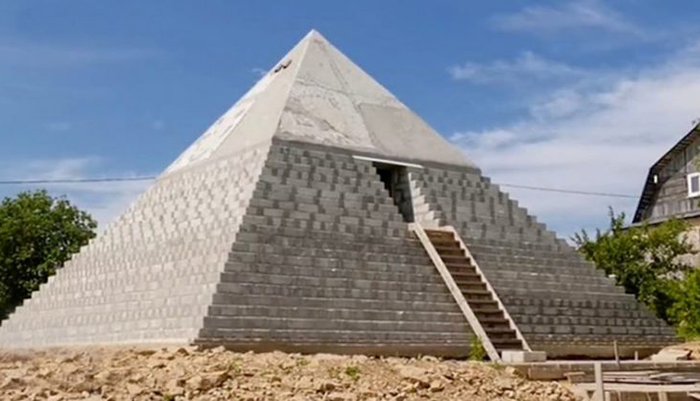 Точную копию египетских пирамид Гизы построили супруги из России на своём заднем дворе