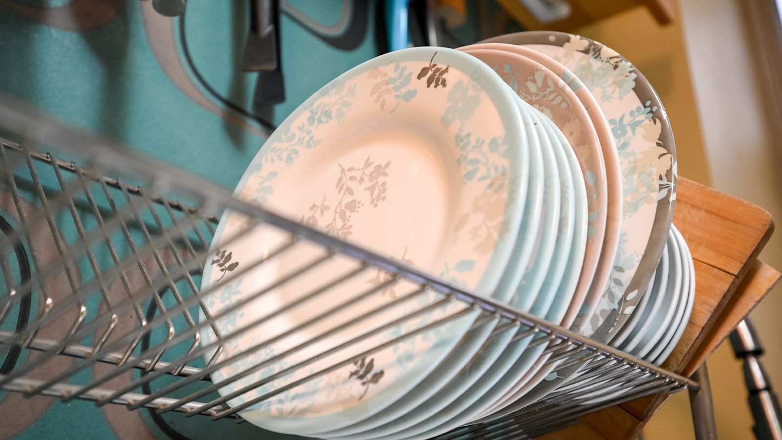 Почему нельзя оставлять грязную посуду на столе