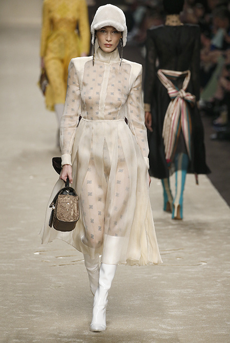 Кайя Гербер, Джиджи и Белла Хадид на показе последней коллекции Карла Лагерфельда для Fendi Кайя Гербер, Джиджи и Белла Хадид на показе последней коллекции Карла Лагерфельда для Fendi Мода / Новости моды