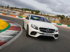 На моторшоу в Женеве дебютирует концепт 600-сильного AMG-седана