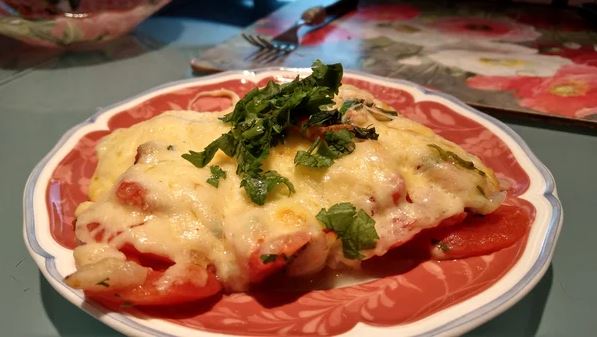 Жареный сулугуни на подушке из помидоров