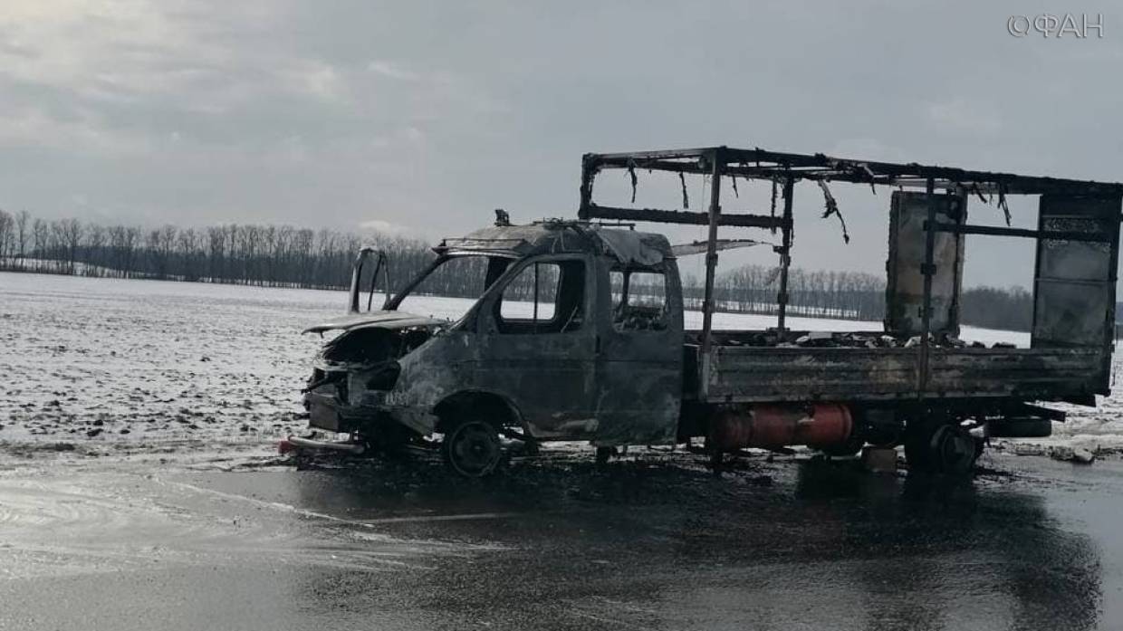 Под Ростовом-на-Дону во время следования по трассе загорелась грузовая Газель