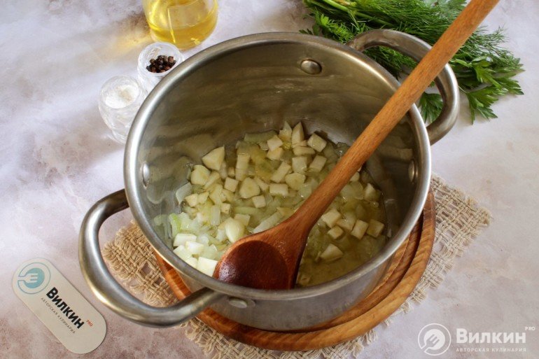 Овощной суп с баклажанами баклажанами, минутыШаг, овощей, перец, чеснок, промасливаем, кастрюле, сельдерея, постный, кубиками, пассеруем, способом, натертую, морковь, Перемешав, Легкий, 8Добавляем, баклажаны, порубленные, нарезанную