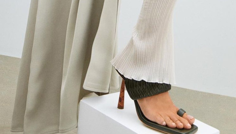 Сандалии и босоножки с ремешком на один палец — самая модная пара сезона