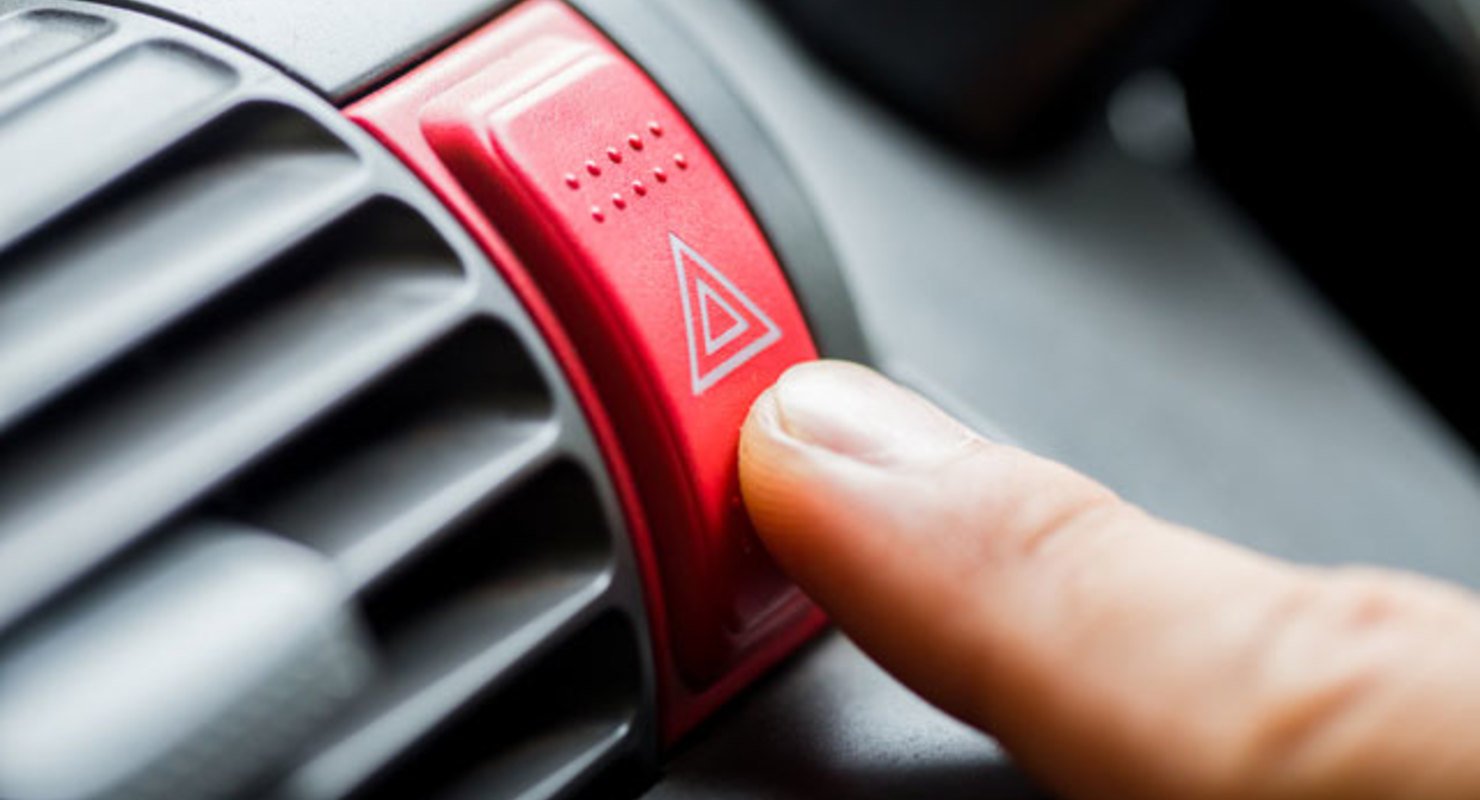 Спасет ли “аварийка” от штрафа, если поставил авто в неположенном месте?