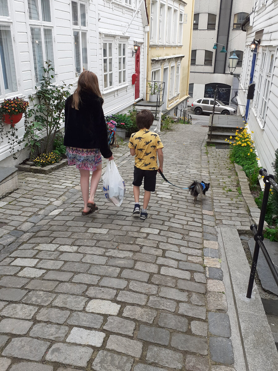 Как норвежцы украшают двери своих жилищ. Один из самых красивых переулков Бергена. Strangebakken идеи для дома,интерьер и дизайн,ландшафтный дизайн,садоводство
