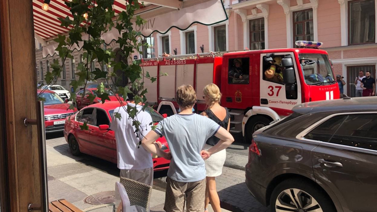 Аномальная жара привела к воспламенению автомобиля в центре Петербурга