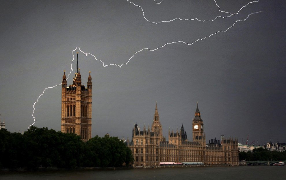 Тучи и молнии над зданиями Парламента в Лондоне