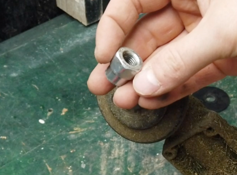 Хитрый старый дворник показал мне мастер класс по быстрой уборке снега).