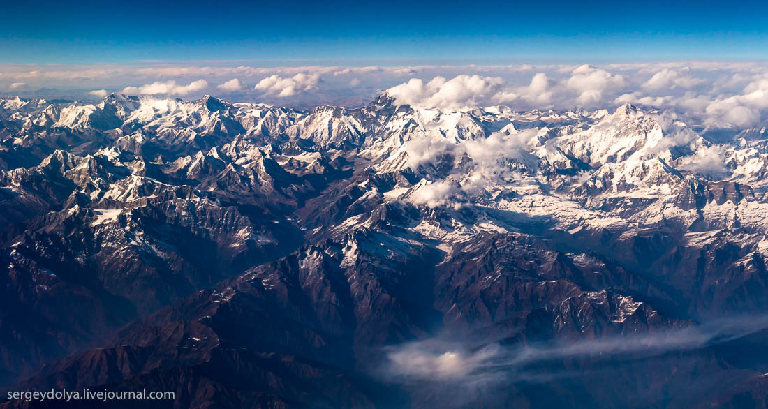 Гималаи наибольшая протяженность. Гималаи Эверест с самолета. Гималаи Эверест панорама самолета. Гималаи горы вид из космоса. Гора Джомолунгма сверху.