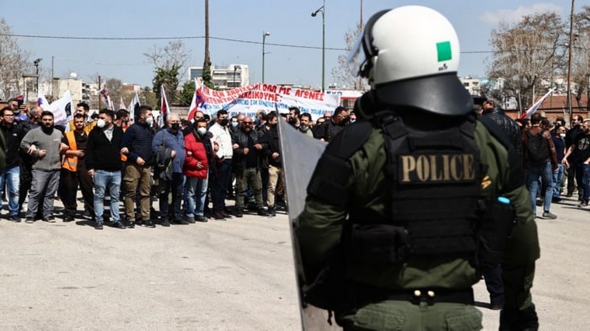 Греция поднялась после избиения в Салониках коммунистов, блокировавших технику НАТО