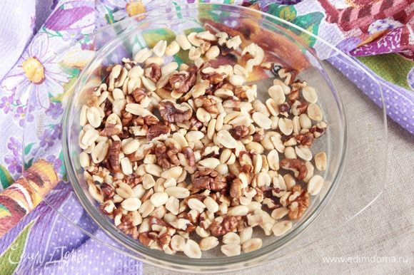 Орехи грецкие (1 горсть) и арахис (1 горсть) слегка обжарить на сковороде или в микроволновой печи. Остудить.