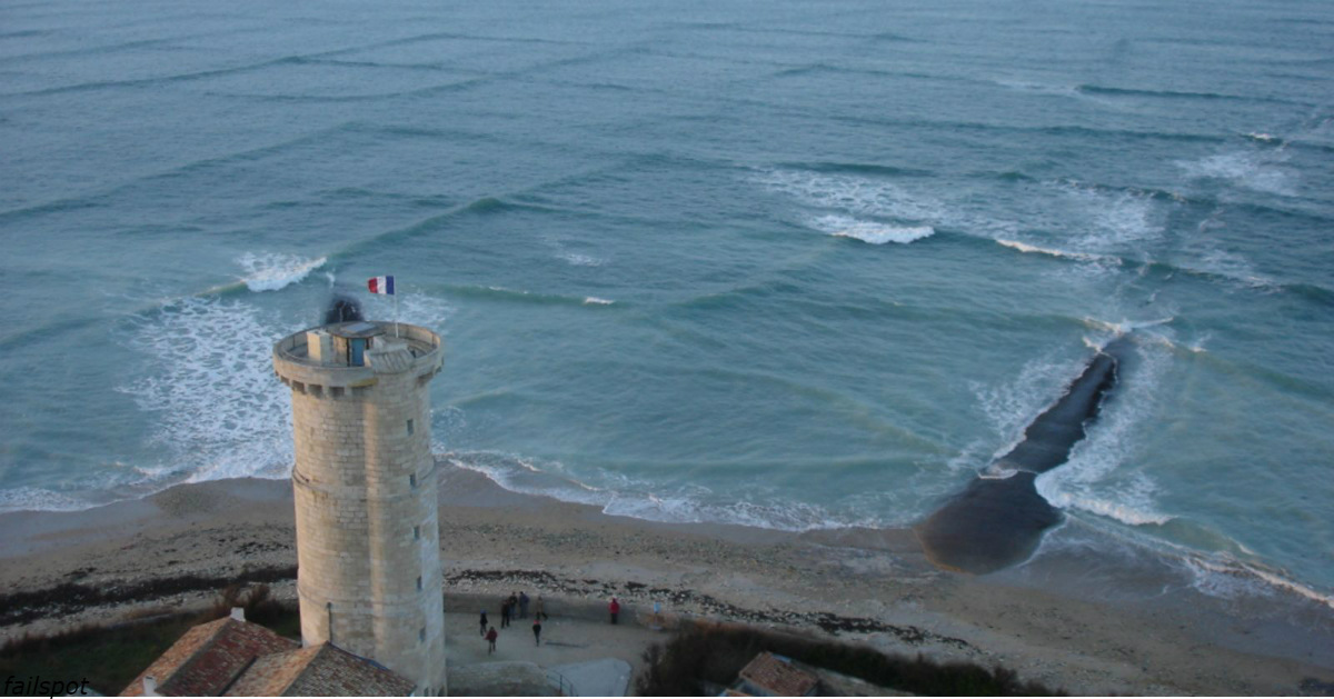 Немедленно выходите из воды, если на её поверхности появляются квадратные волны