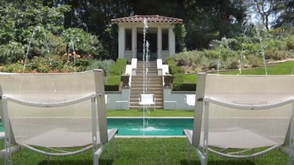 Джоли купила виллу за $25 млн недалеко от особняка Брэда Питта