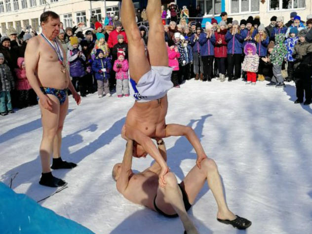 Алтайские «моржи» по морозу пришли на выборы в купальниках и плавках