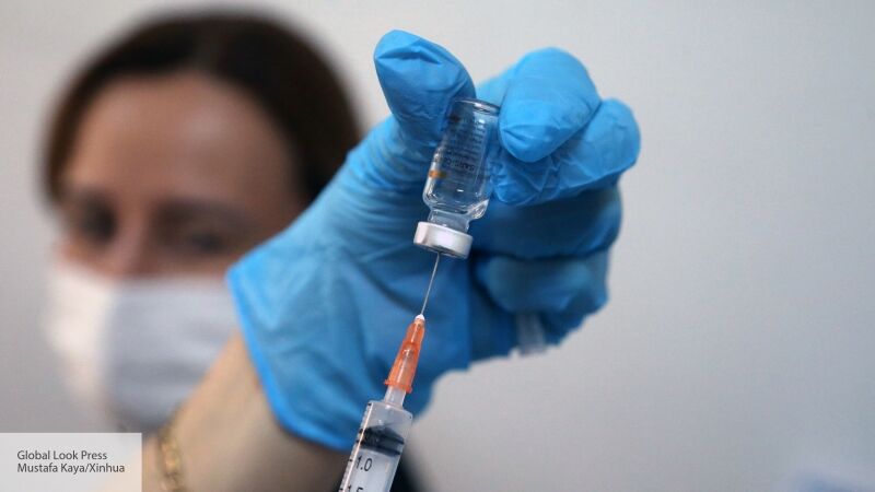 «Прививались тайно»: венгерский политолог об изменении отношения Запада к российской вакцине