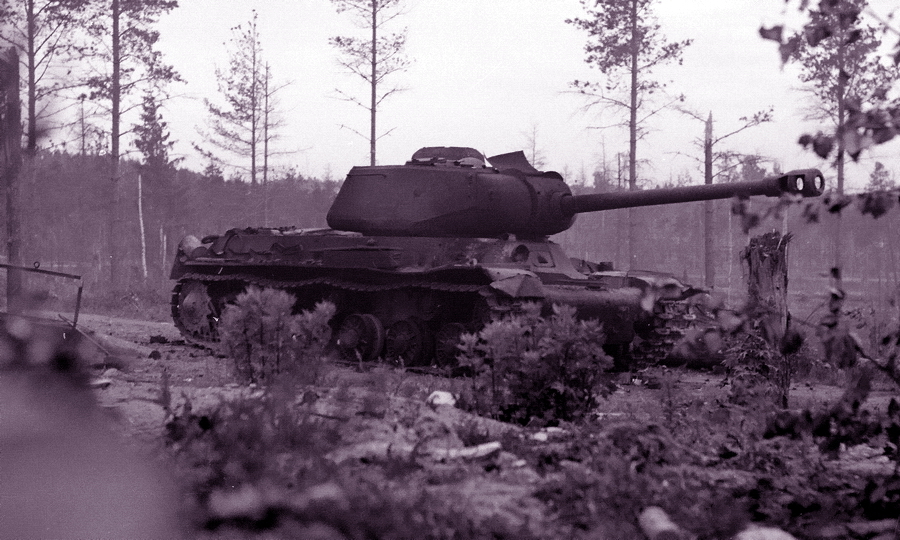 ​В условиях ограниченной видимости и отсутствия пространства для манёвра тяжёлые танки были весьма уязвимы, чем пользовались финны — признанные мастера засад. Этот ИС-2 сгорел в июне 1944 года в районе болота Таммисуо под Выборгом, подбитый из 75-мм противотанкового орудия - «Целесообразно использовать централизованно…» | Warspot.ru