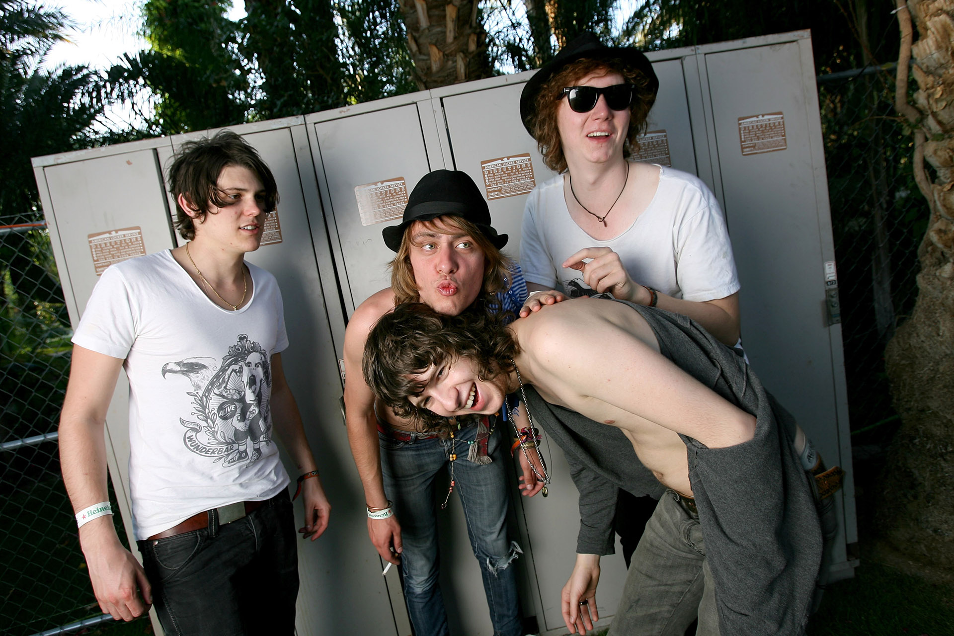 The Kooks на бэкстейдже фестиваля Coachella в Калифорнии, 29 апреля 2007 года