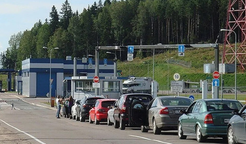 На границе РФ и Финляндии автомобили встали в пятикилометровую очередь