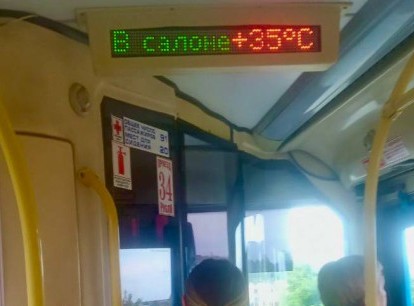 Жители Саратова не могут вынести жару в автобусах и выходят раньше