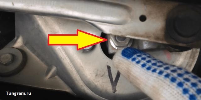 Гайка крепления на механизме дворников Лада Калина