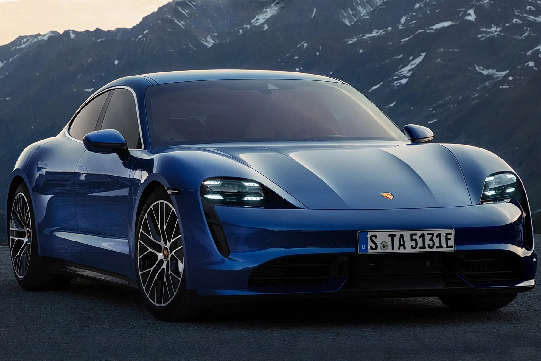 Porsche объяснила, зачем в пресс-парке компании появилась Tesla