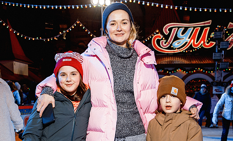 Надежда Михалкова впервые вышла в свет вместе с детьми