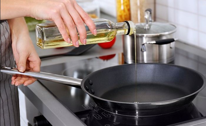Важно хорошо разогреть сковороду и прогреть масло, а лишь затем выкладывать рыбу / Фото: biolshop.com.ua