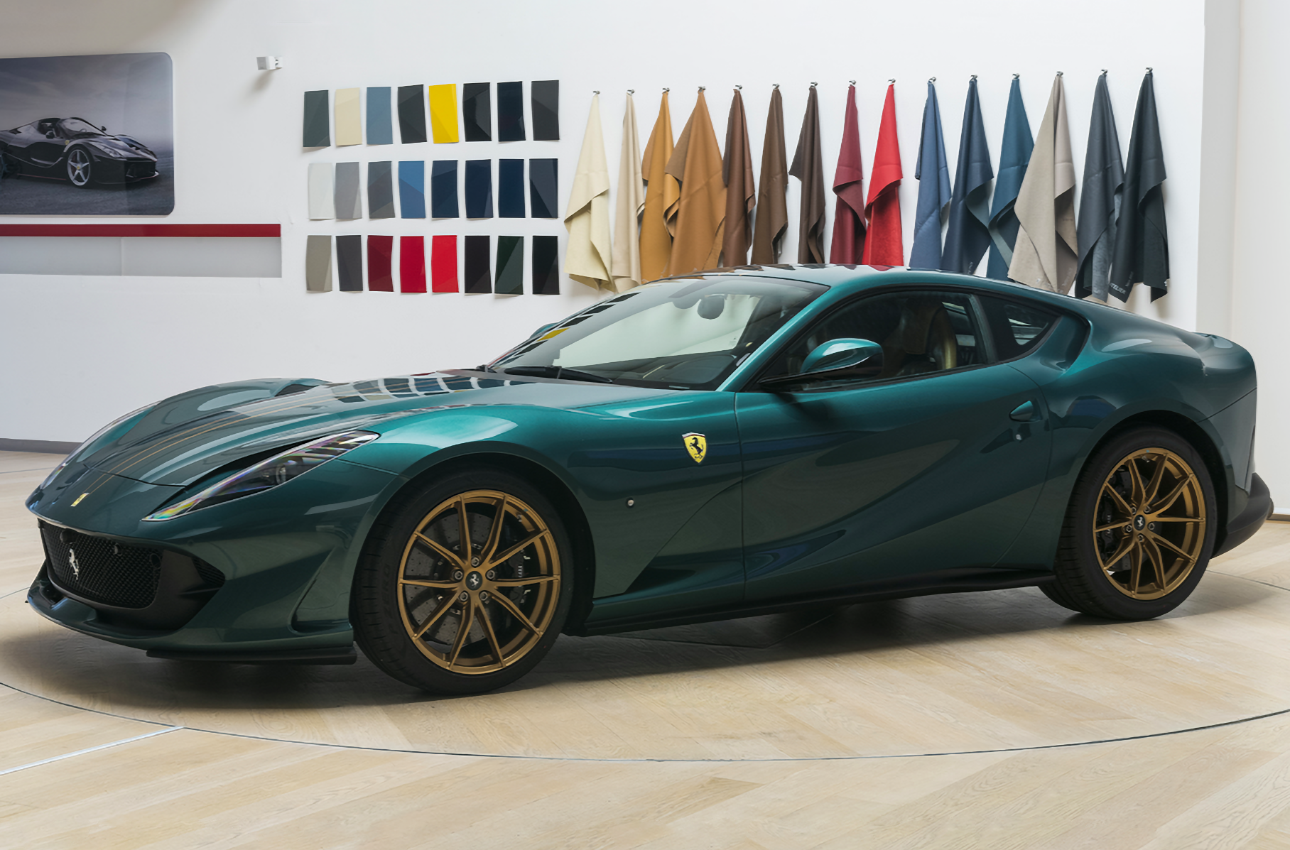 Ferrari 812 Superfast украсили винтажной кожей и шерстью Новости