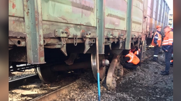 Вагон грузового поезда сошел с рельсов под Красноярском