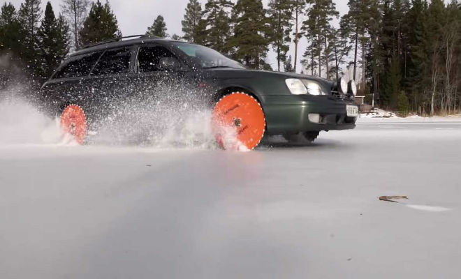 Пилы вместо колес: способ передвижения от северных изобретателей Пилы вместо колес: способ передвижения от северных изобретателей автомобиль