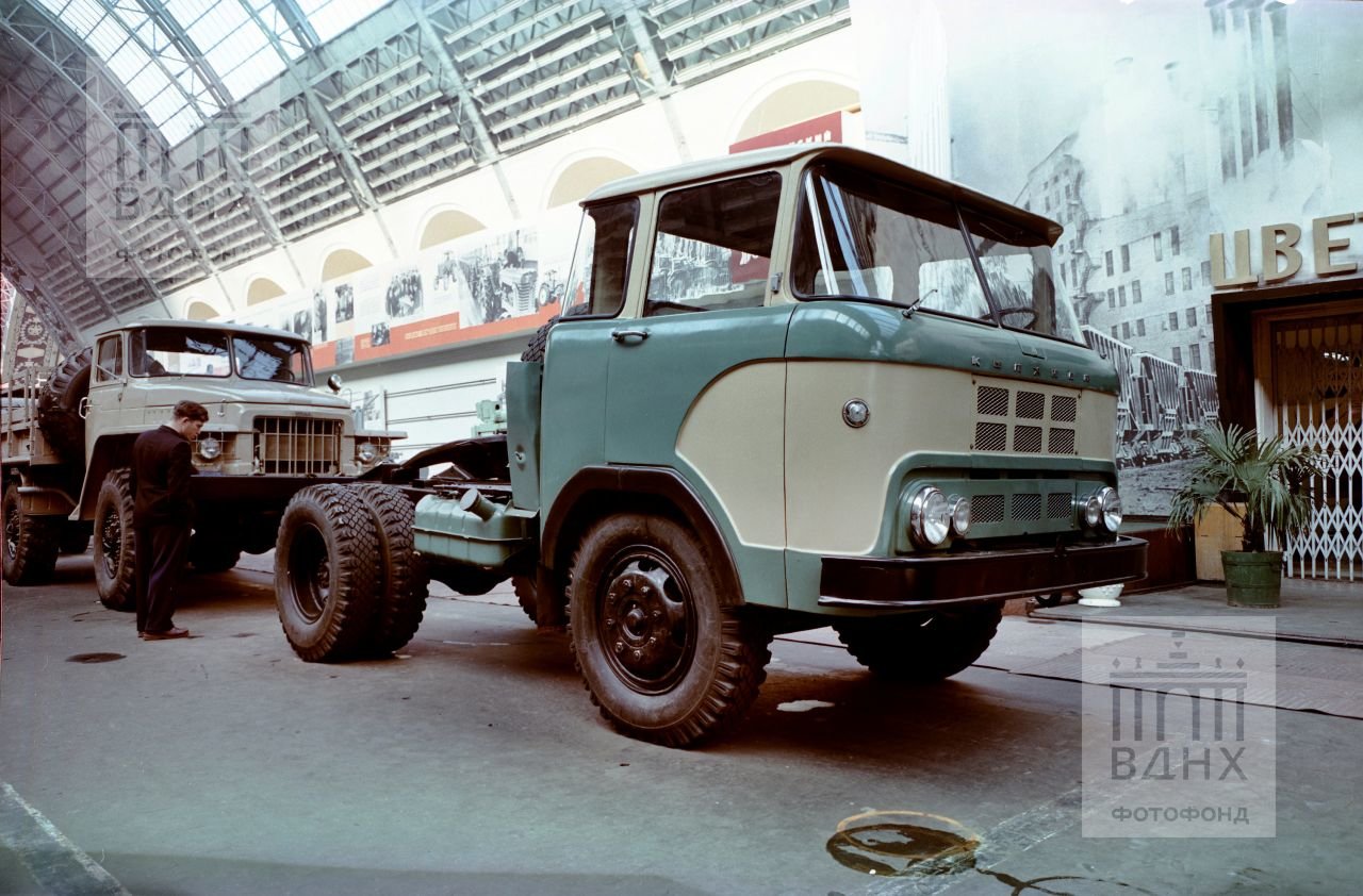 Выставка новых советских автомобилей 1961 года — редкие фото из архива ВДНХ авто и мото,автоновости