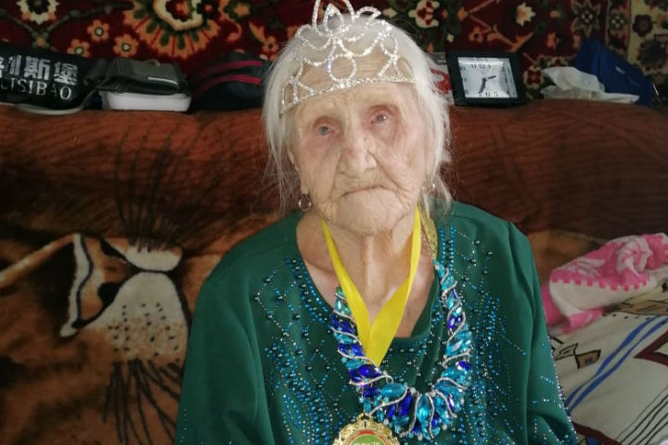 На этом фото Вера Забелина отмечает свое 100-летие. Тогда родные подарили бабушке корону. Фото: предоставлено "КП"-"Иркутск"