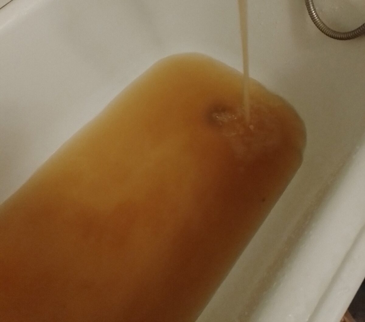 У жителей Пензы уже три месяца из-под кранов течет коричневая вода