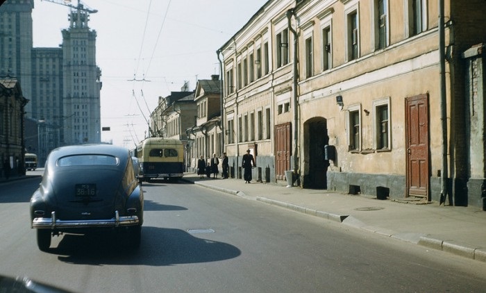 Движение на улице Герцена. СССР, Москва, 1950-е годы.