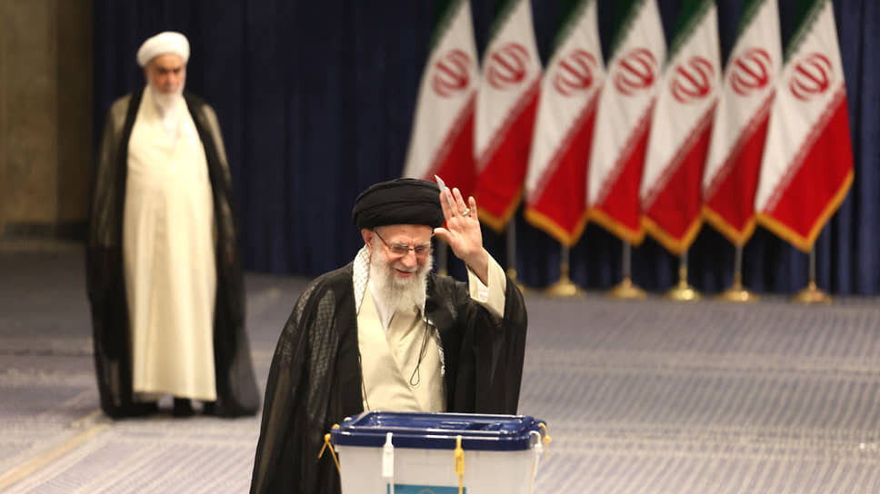 Фото: ATTA KENARE / AFP????Верховный лидер Ирана аятолла Али Хаменеи, проголосовавший в 8 утра в здании медресе при мечети имама Хомейни, заявил, что высокая явка «крайне важна для доказательства легитимности Исламской Республики»