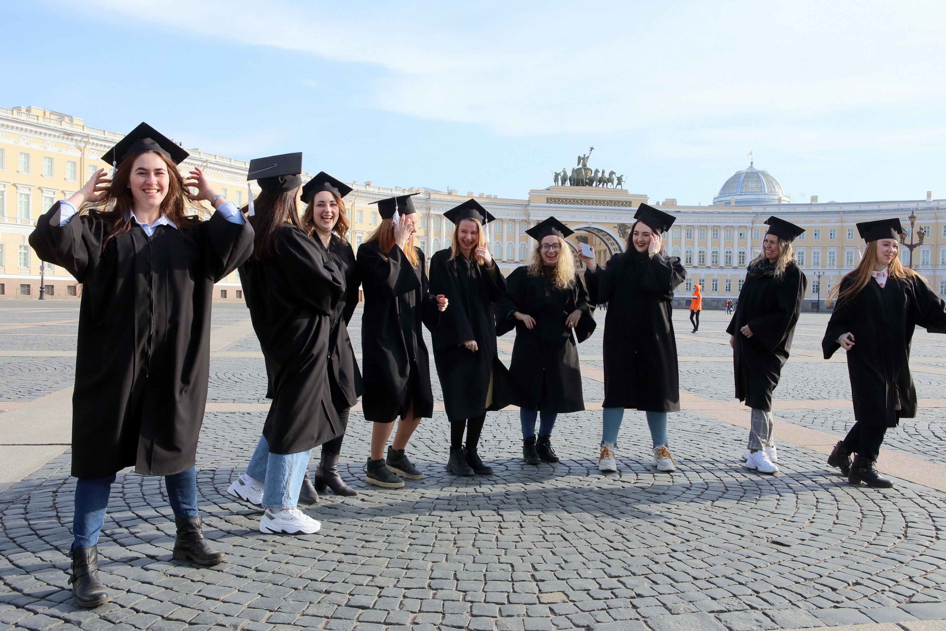 Без высшего образования можно. Выпускной в вузах 2020. Высшее образование в России 2020 вузы. Онлайн обучение выпускники. Картинки выпускник 2020 вуз.