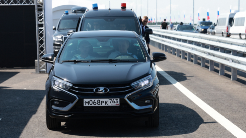 Песков объяснил приезд Путина на открытие трассы М-11 на Lada Aura