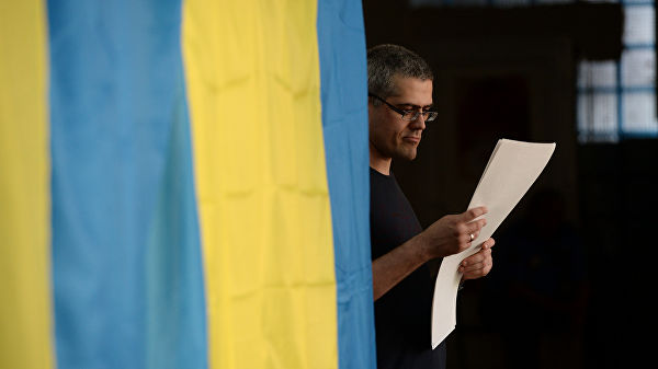 Избиратель во время голосования на выборах президента Украины