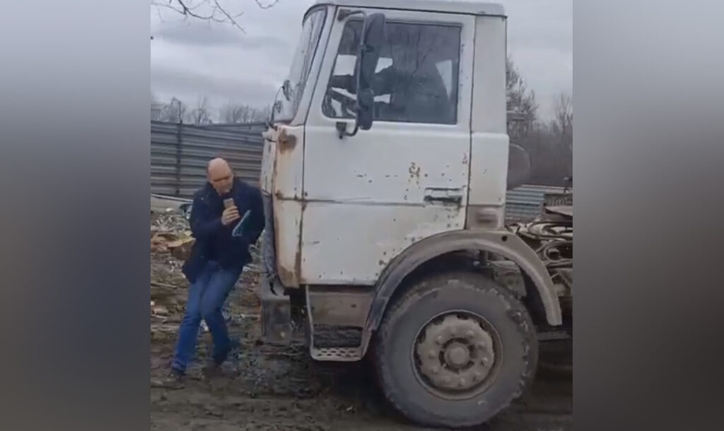В Рязани водитель мусоровоза едва не задавил мужчину