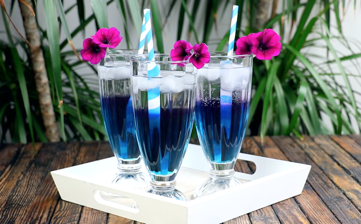 три стакана с синим напитком