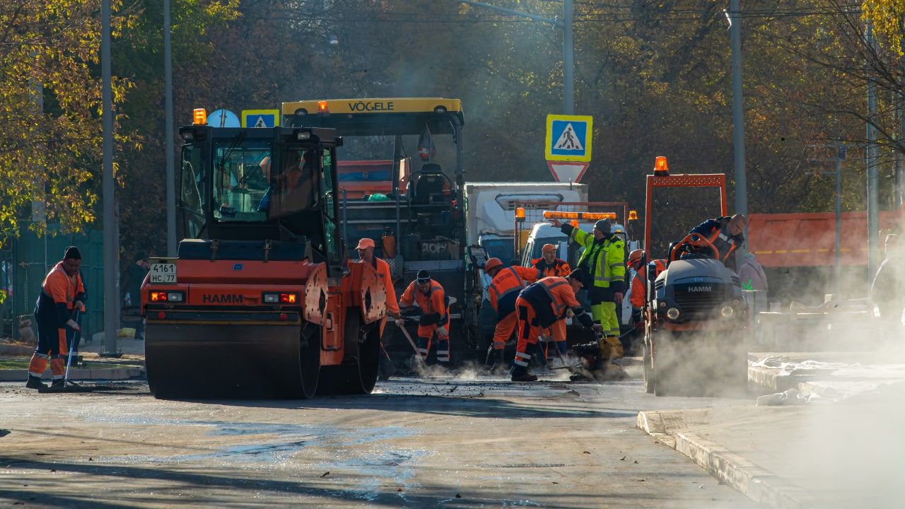 Рабочие в Донецке ремонтируют кольцевую автодорогу под звуки артиллерийской канонады Общество,Украина