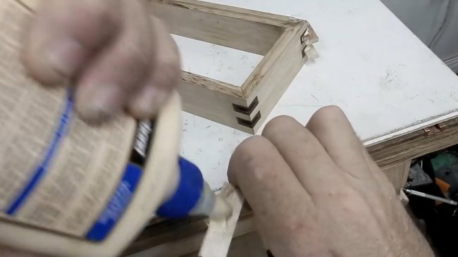 Обработка угловых соединений, приспособление для циркулярной пилы 