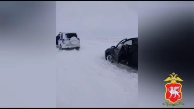 В Крыму сотрудники ГИБДД помогли семи водителям, которые застряли в сугробах