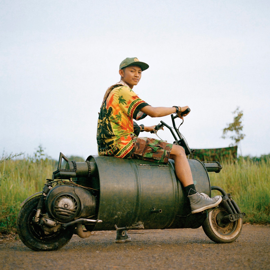 Из старых деревьев и топливных бочек: совершенно безумные скутеры Vespa из Индонезии Из старых деревьев и топливных бочек: совершенно безумные скутеры Vespa из Индонезии Vespa, Индонезии, Extreme, которые, скутеры, тысяч, чтобы, маленького, фотографии, несколько, острова, Суматра, таких, время, байкеры, также, города, байкер, сообщество, множество