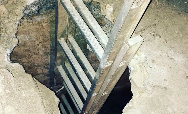 При ремонте дома женщина нашла залитый люк. Ступени привели ее к подземной железной дороге